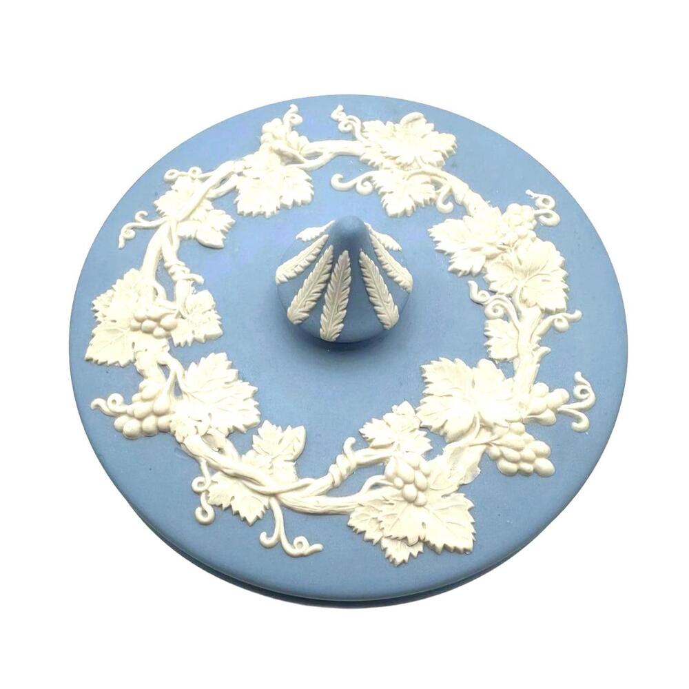 Vintage Wedgwood Blue Jasperware Round Equisite Powder Box with Lid - Picture 9 of 9
